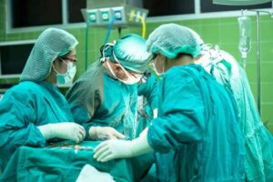 Eine Gruppe von Chirurgen arbeitet in einem Operationssaal, spezialisiert auf Osteopathie Hamburg.