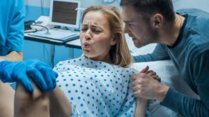 Eine schwangere Frau wird in Hamburg von einem Osteopathen vorgeburtlich betreut.