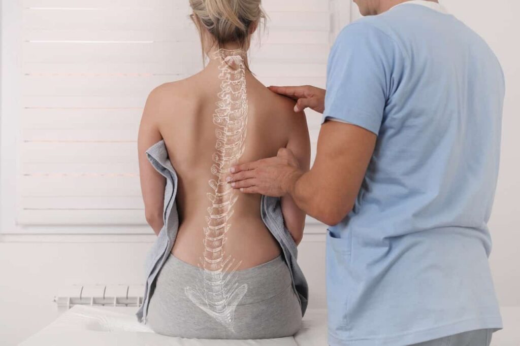 Eine Frau wird bei einem Osteopathen in Hamburg einer Rückenuntersuchung unterzogen.