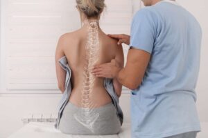 Eine Frau wird bei einem Osteopathen in Hamburg einer Rückenuntersuchung unterzogen.