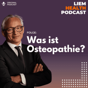 Ein Mann in Anzug und Krawatte mit der Aufschrift Osteopathen Hamburg.