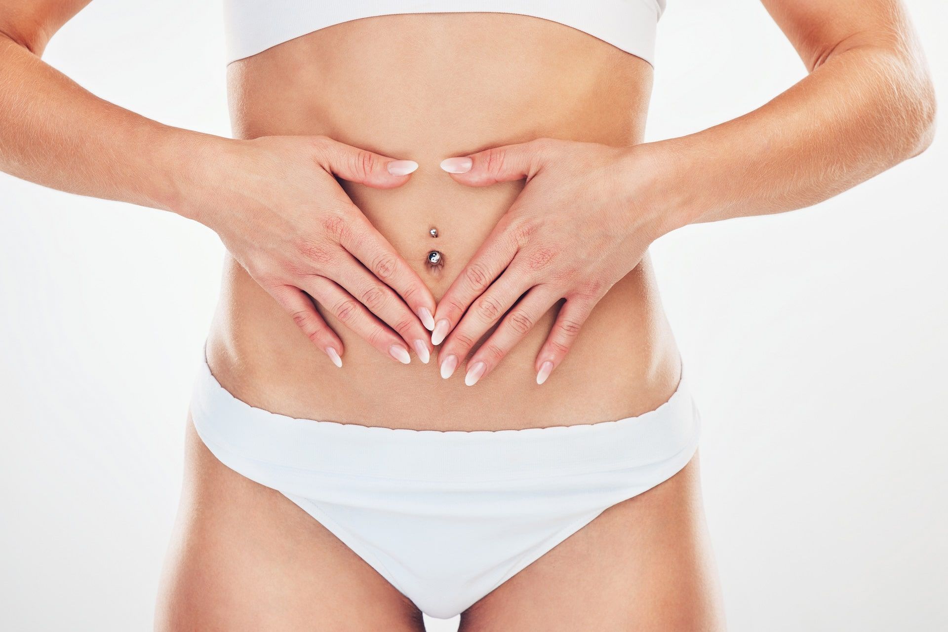 Eine Frau im weißen Bikini, die sich in Hamburg von erfahrenen Osteopathen kinderosteopathisch behandeln lässt.